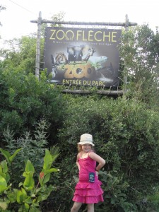 Morgane pas peu fière de poser devant le Zoo de la Flèche