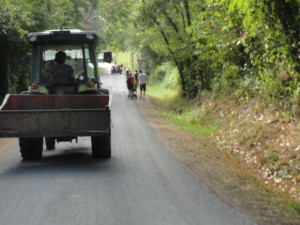 Sabrina de dos dans son tracteur